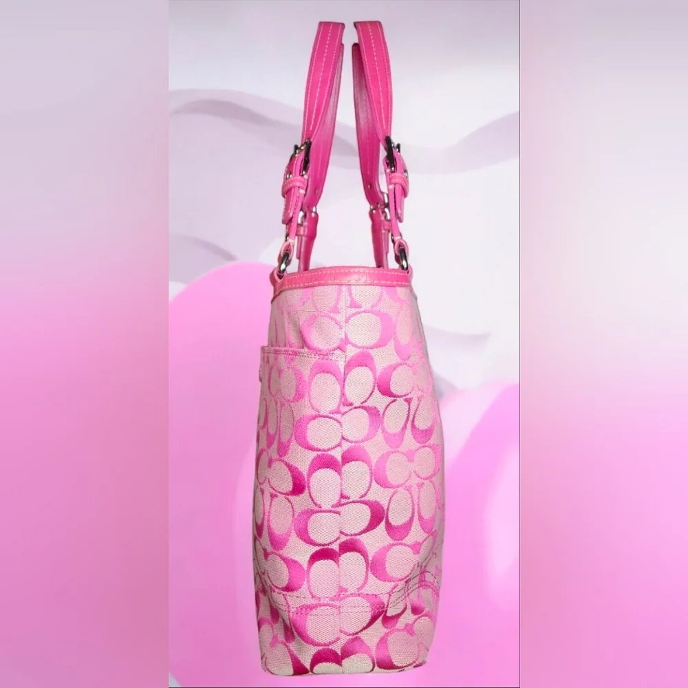 **SOLD**Pink Coach Y2K Hamptons Signature Lunch Tote - Picture 2 of 14